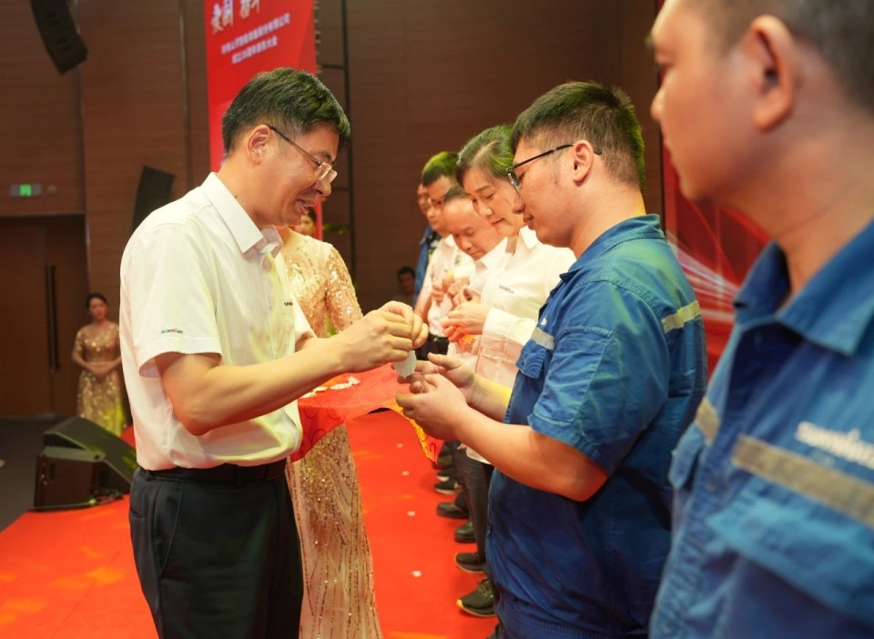 聚力前行！庆祝122cc太阳成智能建设26周年表扬大会盛大召开