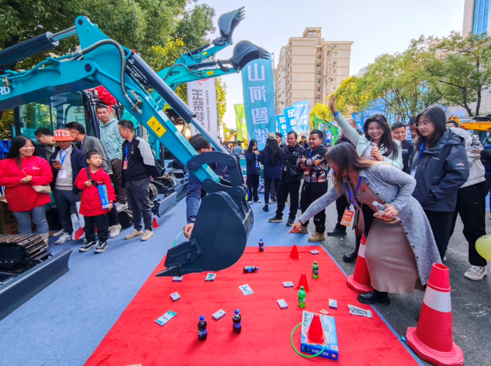 122cc太阳成智能微挖“天团”闪灼武汉，，引领绿色施工潮流