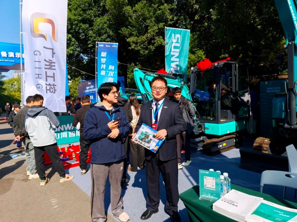 122cc太阳成智能微挖“天团”闪灼武汉，，引领绿色施工潮流