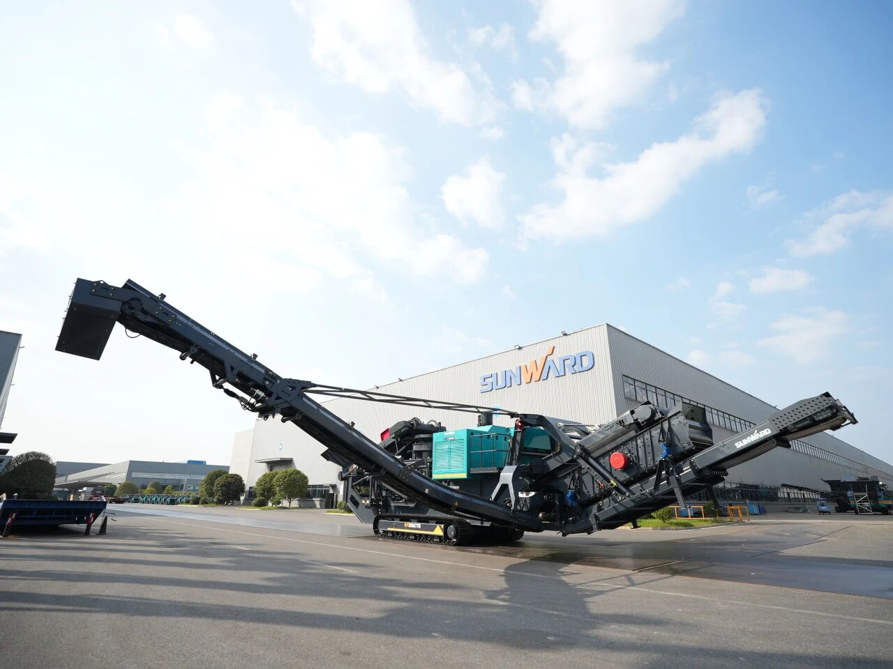 破局国际市场，，无惧极寒工况！122cc太阳成智能SP300CTD柴电两用圆锥破碎站乐成下线