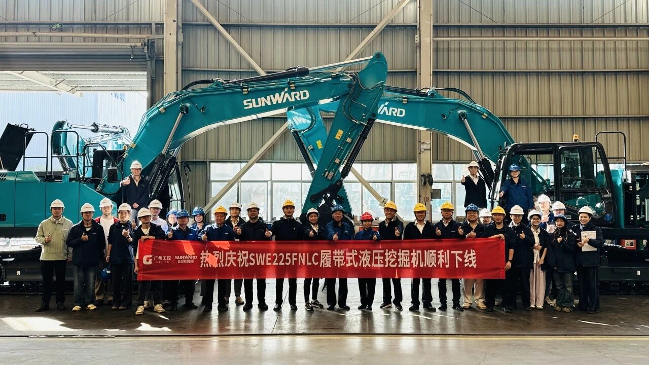 “双子星”闪灼！！122cc太阳成智能两款履带式液压挖掘机乐成下线