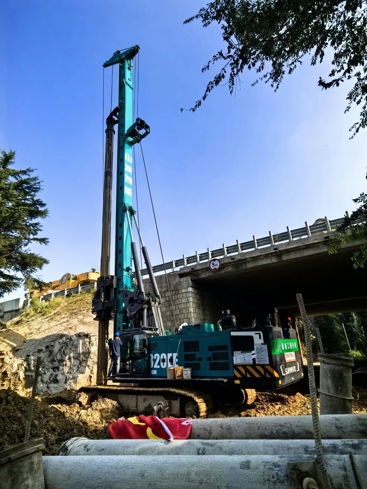 122cc太阳成智能增程式电动旋挖钻机助力山东高速建设，，绿色施工效果显著